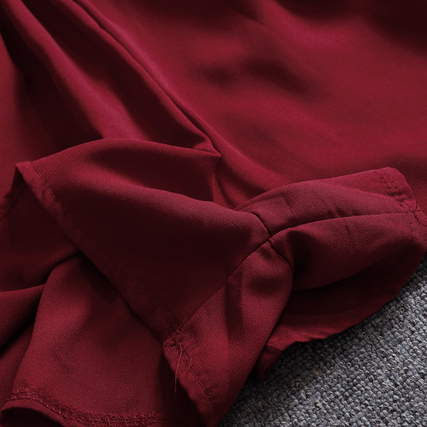 Ženski kratki kombinezon s vezicama i elastičnim strukom