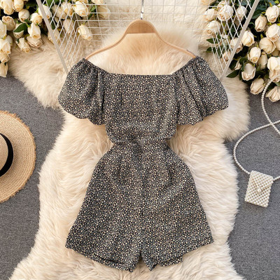 Salopetă scurtă casual de damă, cu mâneci bufante și decolteu pătrat