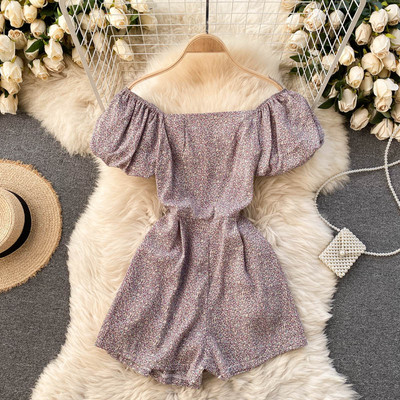 Salopetă scurtă casual de damă, cu mâneci bufante și decolteu pătrat