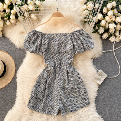 Salopetă scurtă casual de damă, cu mâneci bufante și decolteu pătrat