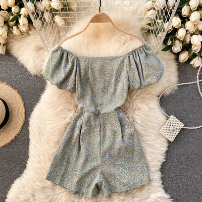 Salopetă scurtă casual de damă, cu mâneci bufante și decolteu pătrat