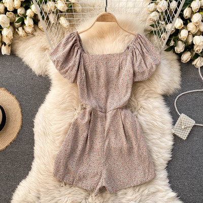 Salopetă scurtă casual de damă, cu mâneci bufante și decolteu pătrat