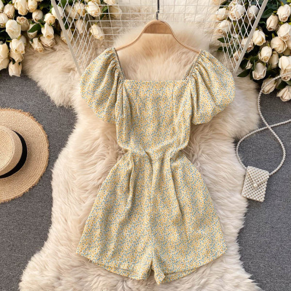 Salopetă scurtă casual de damă, cu mâneci bufante și decolteu pătrat