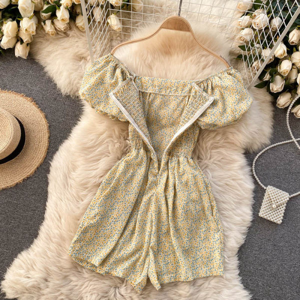 Salopetă scurtă casual de damă, cu mâneci bufante și decolteu pătrat