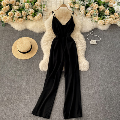 Novi model ženskog kombinezona sa tankim naramenicama i špic izrezom