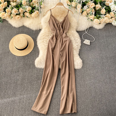 Novi model ženskog kombinezona sa tankim naramenicama i špic izrezom