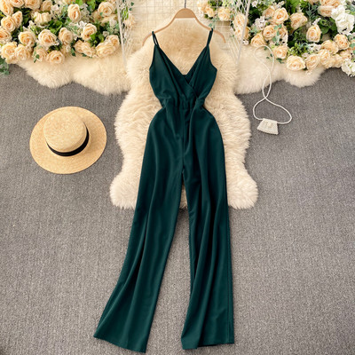 Novi model ženskog kombinezona sa tankim naramenicama i špic izrezom