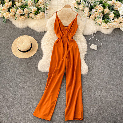 Novi model ženskog kombinezona sa tankim naramenicama i špic izrezom