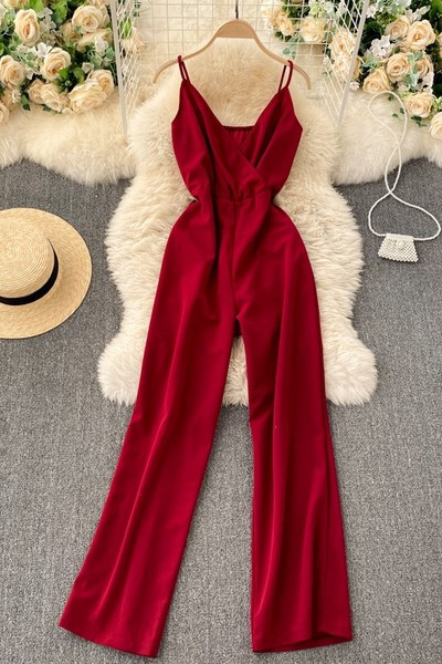 Novi model ženskog kombinezona sa tankim naramenicama i špic izrezom