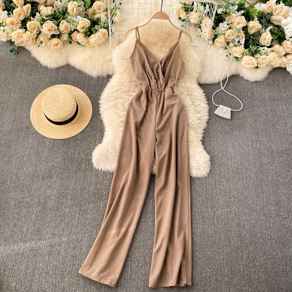 Novi model ženskog kombinezona sa tankim naramenicama i špic izrezom