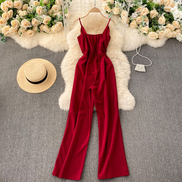 Novi model ženskog kombinezona sa tankim naramenicama i špic izrezom