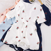 Kratki ženski kombinezon sa špic izrezom i kratkim rukavima