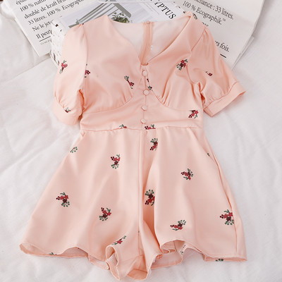 Kratki ženski kombinezon sa špic izrezom i kratkim rukavima