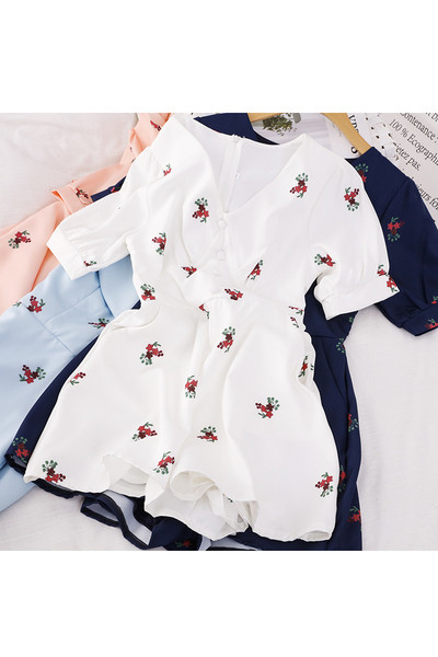 Kratki ženski kombinezon sa špic izrezom i kratkim rukavima