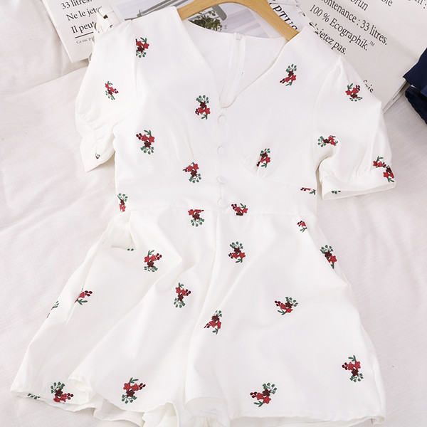 Kratki ženski kombinezon sa špic izrezom i kratkim rukavima