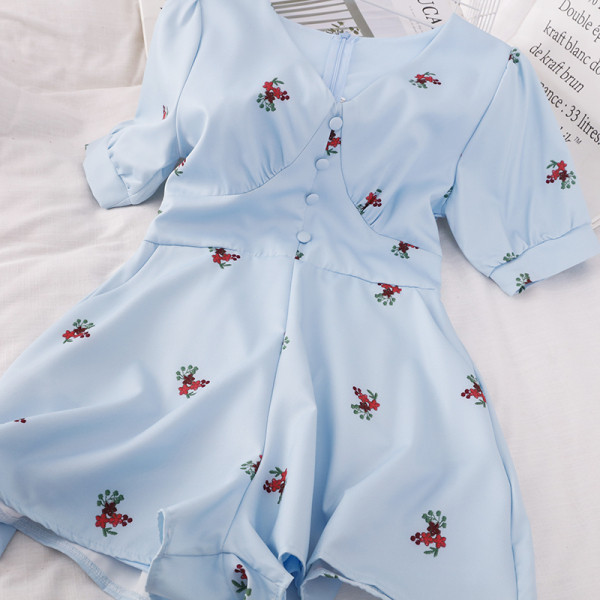 Kratki ženski kombinezon sa špic izrezom i kratkim rukavima