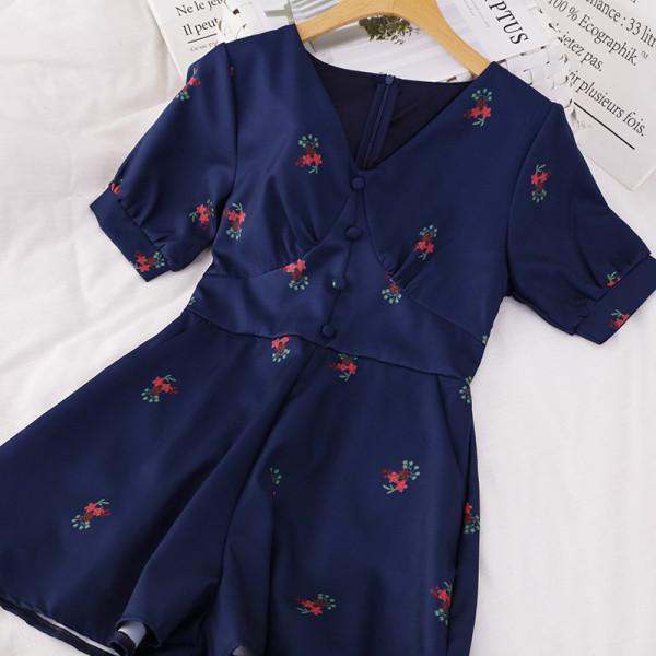 Kratki ženski kombinezon sa špic izrezom i kratkim rukavima