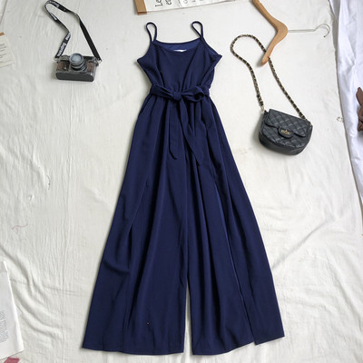 Salopetă lungă de damă cu picioare largi și bretele subțiri