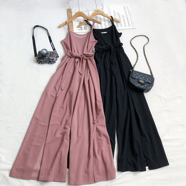 Salopetă lungă de damă cu picioare largi și bretele subțiri