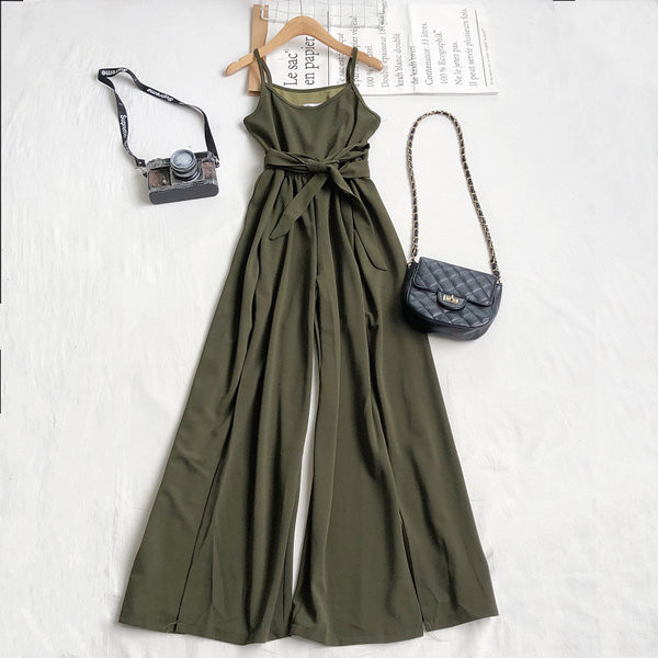 Salopetă lungă de damă cu picioare largi și bretele subțiri