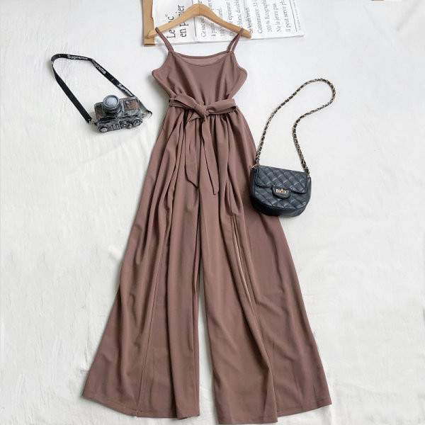 Salopetă lungă de damă cu picioare largi și bretele subțiri