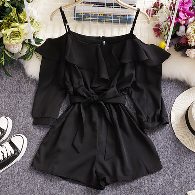 Salopeta scurta de dama cu umerii goi si bretele subtiri