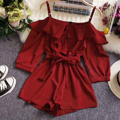 Salopeta scurta de dama cu umerii goi si bretele subtiri