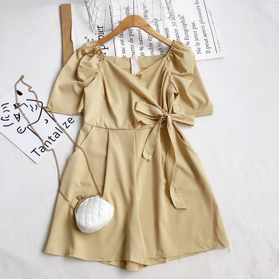 Ženski kratki kombinezon s patentnim zatvaračem i trakom