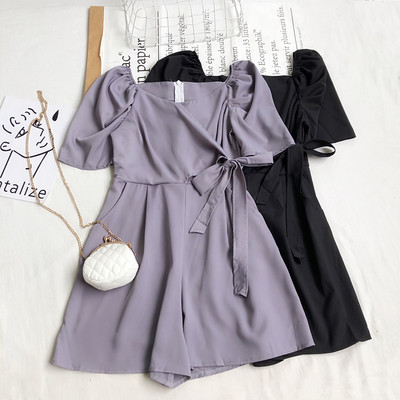 Ženski kratki kombinezon s patentnim zatvaračem i trakom