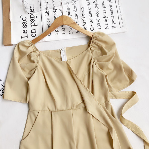 Ženski kratki kombinezon s patentnim zatvaračem i trakom