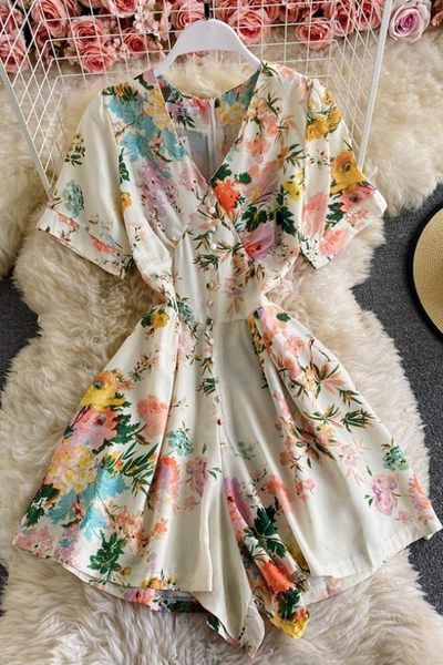 Salopeta dama - cu motive florale si nasturi