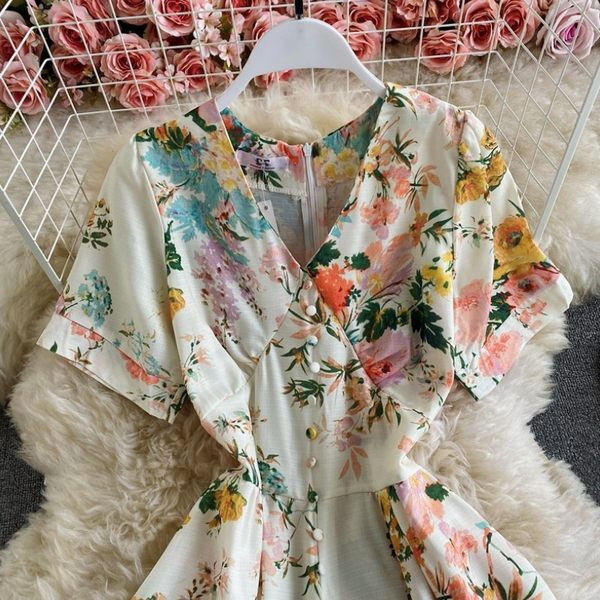 Salopeta dama - cu motive florale si nasturi