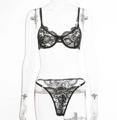 Lenjerie de damă elegantă din tanga și sutien cu dantelă
