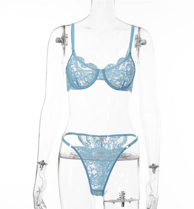 Lenjerie de damă elegantă din tanga și sutien cu dantelă