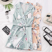 Salopetă scurtă de damă modernă - cu model floral și decolteu spitz