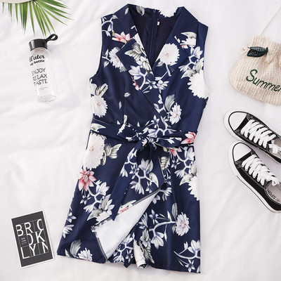 Salopetă scurtă de damă modernă - cu model floral și decolteu spitz