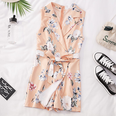 Salopetă scurtă de damă modernă - cu model floral și decolteu spitz