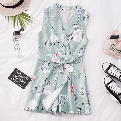 Salopetă scurtă de damă modernă - cu model floral și decolteu spitz