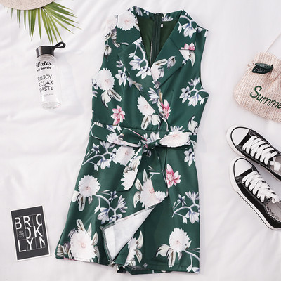 Salopetă scurtă de damă modernă - cu model floral și decolteu spitz