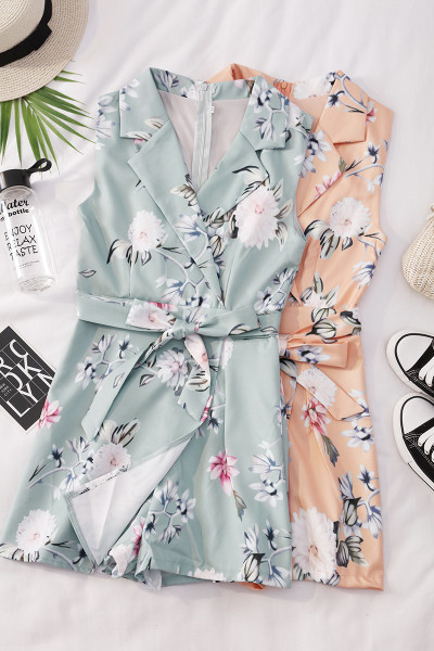 Salopetă scurtă de damă modernă - cu model floral și decolteu spitz