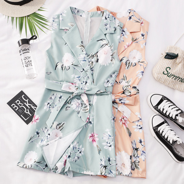 Salopetă scurtă de damă modernă - cu model floral și decolteu spitz