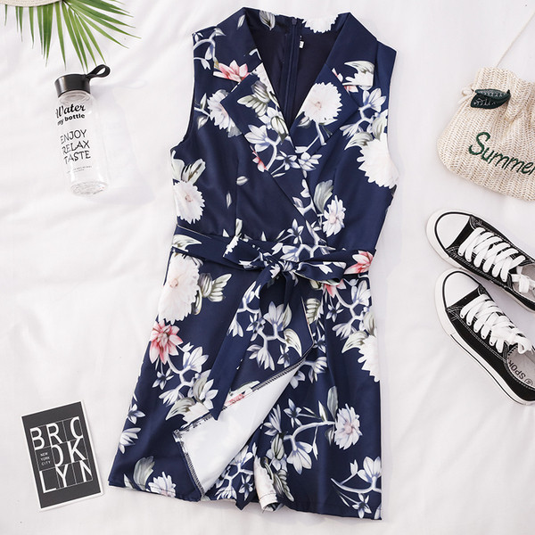 Salopetă scurtă de damă modernă - cu model floral și decolteu spitz