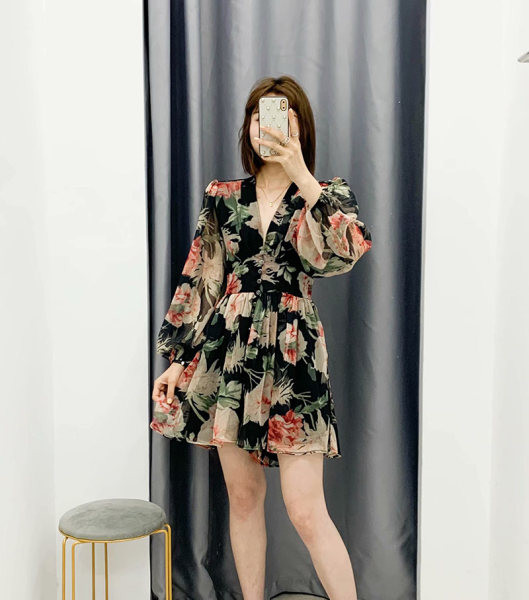 Salopetă scurtă lată din tul cu model floral