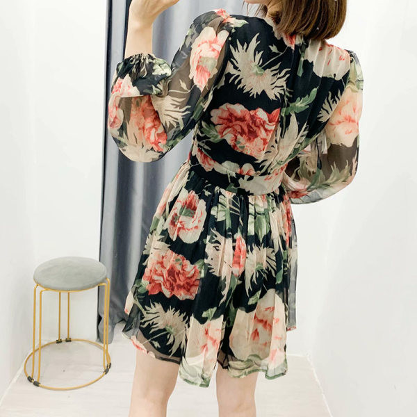 Salopetă scurtă lată din tul cu model floral