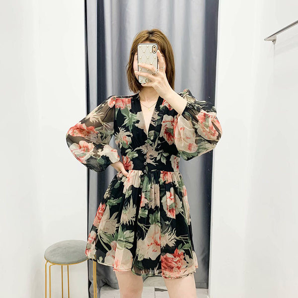 Salopetă scurtă lată din tul cu model floral