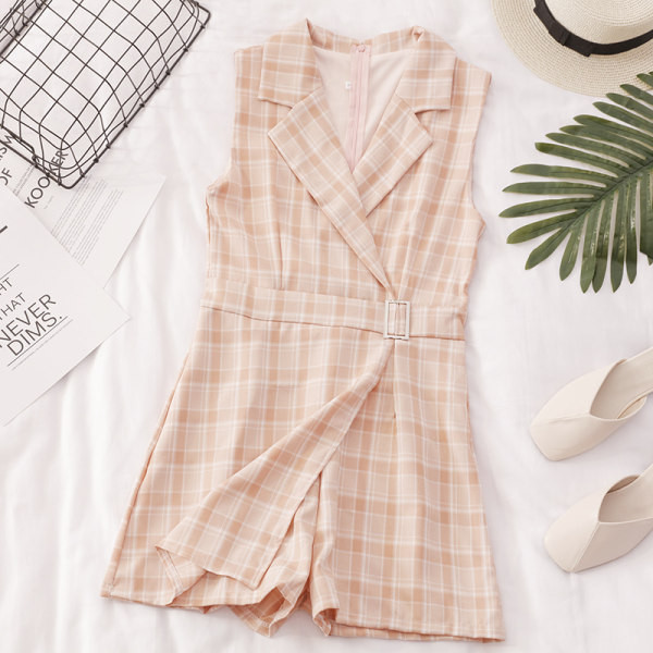 Ženski karirani kombinezon s remenom oko struka i klasičnim ovratnikom