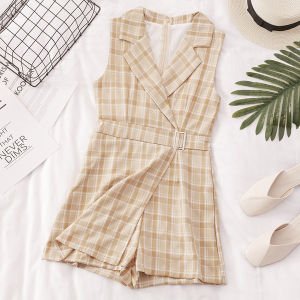 Ženski karirani kombinezon s remenom oko struka i klasičnim ovratnikom