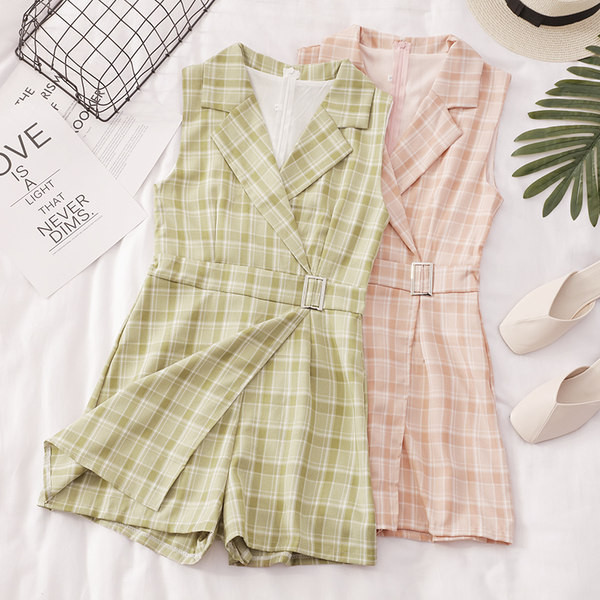 Ženski karirani kombinezon s remenom oko struka i klasičnim ovratnikom