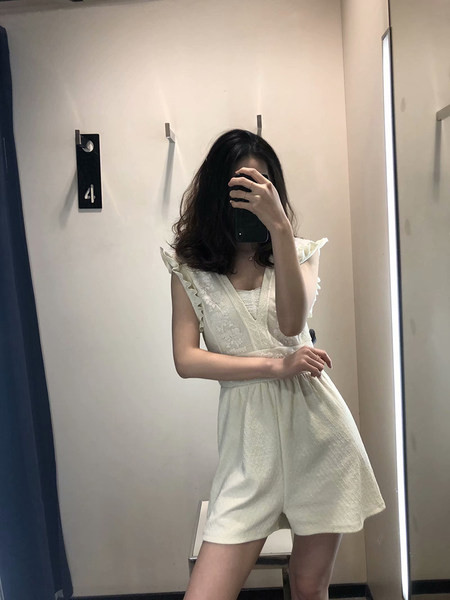 Salopeta scurta cu dantela si bucle