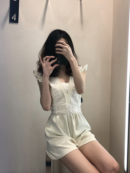 Salopeta scurta cu dantela si bucle